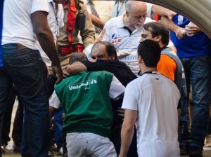 Ricardo Gomes deixou o Engenhão de Ambulância Ricardo Gomes deixou o Engenhão de Ambulância