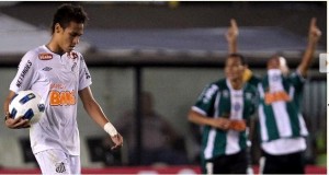 Neymar sem entender fica com a bola e o Coritiba com a vitória sobre o Santos na Vila Neymar sem entender fica com a bola e o Coritiba com a vitória sobre o Santos na Vila