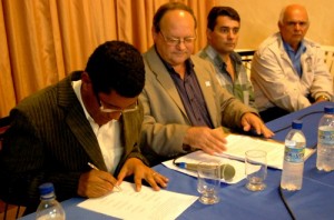Assinatura do documento solicitando o apoio do Governo Estadual no que tange à expansão territorial da UENF Assinatura do documento solicitando o apoio do Governo Estadual no que tange à expansão territorial da UENF