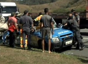 Caminhão tomba sobre carro da Polícia Militar e mata dois PMs Caminhão tomba sobre carro da Polícia Militar e mata dois PMs