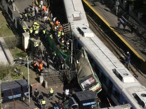 Acidente com um ônibus e dois trens em Buenos Aires deixa pelo menos nove mortos e mais de 200 feridos Acidente com um ônibus e dois trens em Buenos Aires deixa pelo menos nove mortos e mais de 200 feridos