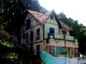 Polícia do Rio identifica e faz retrato falado de um dos assaltantes do albergue de Botafogo Polícia do Rio identifica e faz retrato falado de um dos assaltantes do albergue de Botafogo