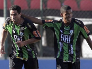 André Dias (esq.) marcou dois gols na goleada do Coelho André Dias (esq.) marcou dois gols na goleada do Coelho