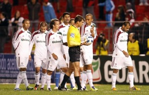 Fluminense arranca o empate no fim, em jogo de arbitragem confusa, e se mantém no G5 Fluminense arranca o empate no fim, em jogo de arbitragem confusa, e se mantém no G5