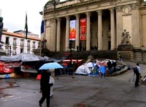 Em defesa de melhores salários, bombeiros se revezam em acampamento em frente à Alerj Em defesa de melhores salários, bombeiros se revezam em acampamento em frente à Alerj