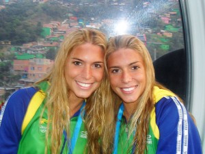 Branca e Beatriz Feres as gêmeas do nado sincronizado vão receber indenização da Gol Branca e Beatriz Feres as gêmeas do nado sincronizado vão receber indenização da Gol