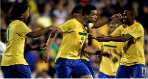 Jogadores brasileiros comemoram gol de Leandro Damião contra Gana Jogadores brasileiros comemoram gol de Leandro Damião contra Gana