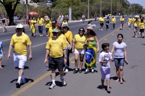 Brasilienses fazem caminhada em defesa da escolha da capital federal para sede da abertura da Copa do Mundo de 2014 Brasilienses fazem caminhada em defesa da escolha da capital federal para sede da abertura da Copa do Mundo de 2014