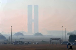 Tempo seco e queimadas em Brasília contribuíram para problemas respiratórios da mãe de Dilma Tempo seco e queimadas em Brasília contribuíram para problemas respiratórios da mãe de Dilma