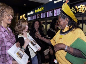Cacique Raoni busca apoio contra Belo Monte na França Cacique Raoni busca apoio contra Belo Monte na França