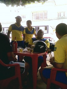 Em Itaperuna funcionários dos Correios uniformizados participaram de um Churrasco na frente da Agência Central Em Itaperuna funcionários dos Correios uniformizados participaram de um Churrasco na frente da Agência Central