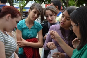 Jovens e adolescentes compareceram ao evento para se orientarem sobre como combater a Dengue em Itaperuna Jovens e adolescentes compareceram ao evento para se orientarem sobre como combater a Dengue em Itaperuna