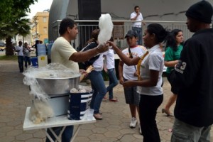 Algodão doce e pipoca para quem participava do evento na Praça em Itaperuna Algodão doce e pipoca para quem participava do evento na Praça em Itaperuna