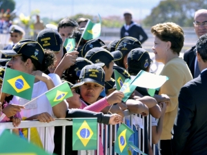 Dilma Rousseff deixou o palanque principal e dirigiu-se a crianças de escolas públicas de Brasília que assistiram à troca da Bandeira