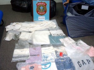 PF prende casal de idosos com cocaína no Galeão PF prende casal de idosos com cocaína no Galeão