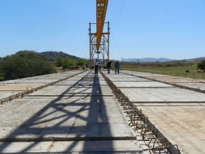 A construção da nova ponte, que ligará os bairros Frigorífico e Carulas aos bairros Aeroporto e Matadouro está a todo vapor A construção da nova ponte, que ligará os bairros Frigorífico e Carulas aos bairros Aeroporto e Matadouro está a todo vapor