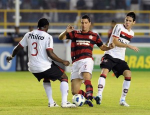 Em Macaé, Flamengo perde para o Atlético-PR por 2 a 1 Em Macaé, Flamengo perde para o Atlético-PR por 2 a 1