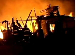 Incêndio destrói casas e deixa dois mortos em favela de São Paulo Incêndio destrói casas e deixa dois mortos em favela de São Paulo