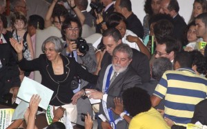 Lula ganha título de "doutor" sob protesto de estudantes Lula ganha título de "doutor" sob protesto de estudantes