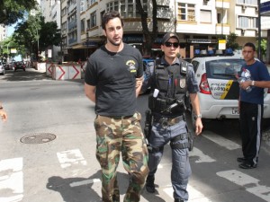 Universitário rouba ônibus, passa a noite na delegacia e será transferido para Polinter Universitário rouba ônibus, passa a noite na delegacia e será transferido para Polinter