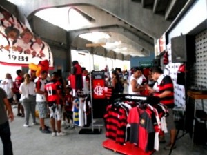 Clubes de futebol criam associação para combater pirataria de suas marcas Clubes de futebol criam associação para combater pirataria de suas marcas