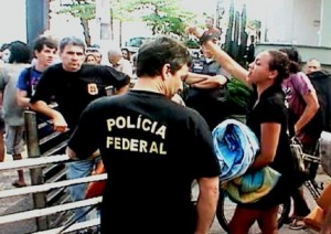 Polícia Federal acompanha saída dos estudantes da sede da UFF Polícia Federal acompanha saída dos estudantes da sede da UFF