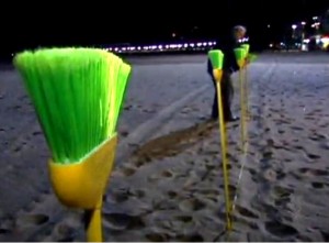 ONG coloca 594 vassouras em Copacabana e pede que Congresso limpe a corrupção do Brasil ONG coloca 594 vassouras em Copacabana e pede que Congresso limpe a corrupção do Brasil