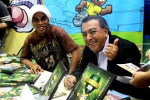 Ao lado de Mauricio de Sousa, que criou o gibi do personagem Ronaldinho Gaúcho, o craque do Flamengo participa de sessão de autógrafos na Bienal do Livro, no Rio Ao lado de Mauricio de Sousa, que criou o gibi do personagem Ronaldinho Gaúcho, o craque do Flamengo participa de sessão de autógrafos na Bienal do Livro, no Rio