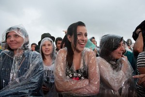 Com o tempo chuvoso expectadores do Rock in Rio procuraram capas para a proteção Com o tempo chuvoso expectadores do Rock in Rio procuraram capas para a proteção