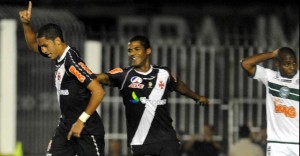 Em São Januário, Vasco vence Coritiba por 2 a 0 Em São Januário, Vasco vence Coritiba por 2 a 0