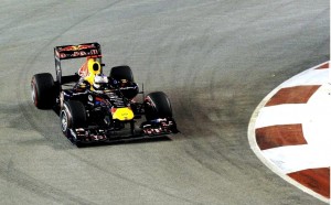 Vettel vence em Cingapura e fica somente a 1 ponto do título Vettel vence em Cingapura e fica somente a 1 ponto do título