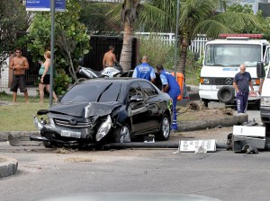 O carro preto do ator ficou destruído na frente. Apesar do impacto, Mattar passa bem O carro preto do ator ficou destruído na frente. Apesar do impacto, Mattar passa bem
