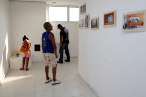 Exposição “Caminhos da Arte”, com peças de artesanato produzidas a partir da técnica do mosaico e com fotografias do processo de contrução das produções, no espaço sociocultural Nosso Alemão, no Complexo do Alemão. Foto: Rogério Santana Exposição “Caminhos da Arte”, com peças de artesanato produzidas a partir da técnica do mosaico e com fotografias do processo de contrução das produções, no espaço sociocultural Nosso Alemão, no Complexo do Alemão. Foto: Rogério Santana