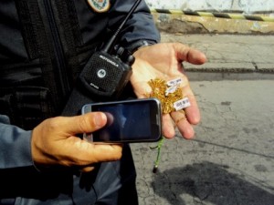 Além de um rádio e celular, PMS também aprenderam quatro cordões avaliados em cerca de R$ 20 mil (Foto: Carlyle Jr./R7) Além de um rádio e celular, PMS também aprenderam quatro cordões avaliados em cerca de R$ 20 mil (Foto: Carlyle Jr./R7)