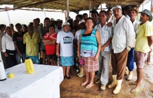 Produtores rurais da comunidade Nova Esperança com o prefeito Paulada e o secretário Décio Produtores rurais da comunidade Nova Esperança com o prefeito Paulada e o secretário Décio