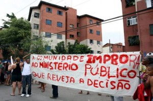 Moradores do Cingapura Zaki Narchi fazem protesto contra a remoção e fecham avenida Moradores do Cingapura Zaki Narchi fazem protesto contra a remoção e fecham avenida