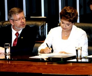 Dilma sanciona sem vetos lei que concede aviso prévio de até 90 dias Dilma sanciona sem vetos lei que concede aviso prévio de até 90 dias