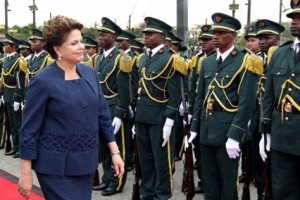 A presidenta Dilma Rousseff participa da Cerimônia de Deposição de Oferenda Floral no Monumento ao Dr. Antonio Agostinho Neto, Primeiro Presidente da Republica de Angola A presidenta Dilma Rousseff participa da Cerimônia de Deposição de Oferenda Floral no Monumento ao Dr. Antonio Agostinho Neto, Primeiro Presidente da Republica de Angola