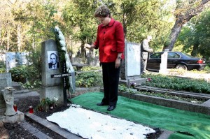 Dilma visita túmulo do irmão búlgaro que não conheceu Dilma visita túmulo do irmão búlgaro que não conheceu