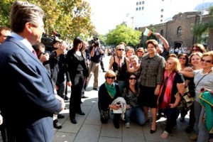 A presidenta Dilma Rousseff posa para fotos observada pelo presidente búlgaro, Georgi Parvanov A presidenta Dilma Rousseff posa para fotos observada pelo presidente búlgaro, Georgi Parvanov