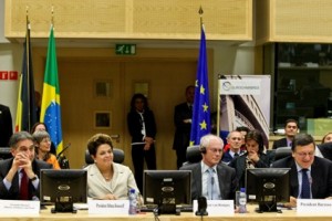 Dilma defende união entre países e diz que Brasil se dispõe a ajudar europeus Dilma defende união entre países e diz que Brasil se dispõe a ajudar europeus