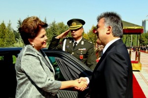 Presidenta Dilma Rousseff cumprimenta o Presidente da Turquia Abdullah Gül participam da Cerimônia Oficial de Chegada no Palácio Presidencial de Çankaya