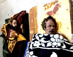 Corpo do ex-ditador líbio, Muammar Khadafi, e do filho dele, Mutassem, expostos em sala refrigerada em Misrata, na Líbia Corpo do ex-ditador líbio, Muammar Khadafi, e do filho dele, Mutassem, expostos em sala refrigerada em Misrata, na Líbia
