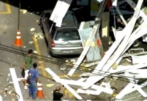 Carros explode em posto de gasolina na região metropolitana do Rio de Janeiro Carros explode em posto de gasolina na região metropolitana do Rio de Janeiro