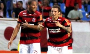 Com dois gols de Bottinelli nos minutos finais o Flamengo derrotou o Fluminense por 3 a 2 Com dois gols de Bottinelli nos minutos finais o Flamengo derrotou o Fluminense por 3 a 2