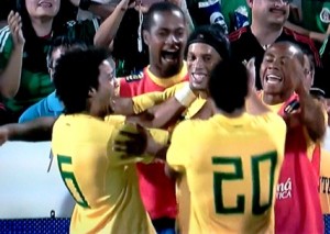 Ronaldinho voltou a marcar um gol com a camisa do Brasil depois de 4 anos Ronaldinho voltou a marcar um gol com a camisa do Brasil depois de 4 anos