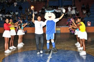 Prefeito Fernando Paulada e o mascote Catu-Mirim na solenidade de abertura