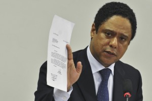 Ministro Orlando Silva vai à Câmara e oposição quer ouvir denunciante