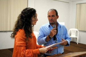Pr. Rômulo entregando o certificado de honra ao mérito Pr. Rômulo entregando o certificado de honra ao mérito