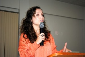 Drª. Sheila Draxler Pereira de Souza proferindo palestra no SETEBI em Itaperuna Drª. Sheila Draxler Pereira de Souza proferindo palestra no SETEBI em Itaperuna